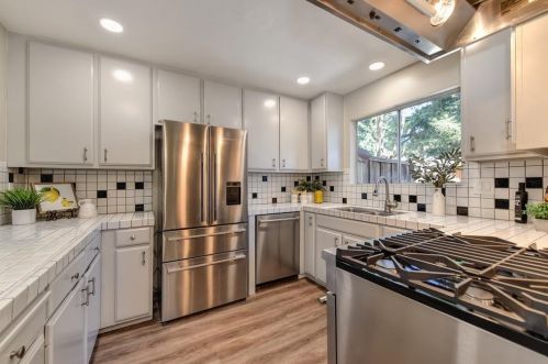 102 Mission Dr, Palo Alto, CA 94303-2757