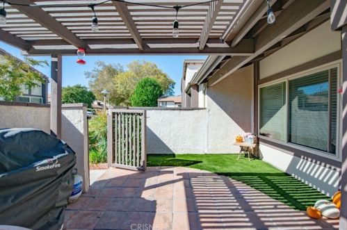 25782 Vista Fairways Dr, Santa Clarita, CA 91355-2817