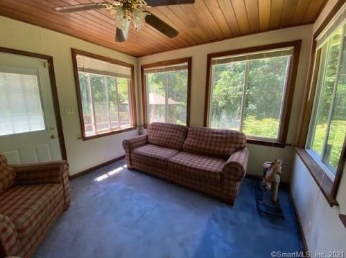15 Lena Dr, Uncasville CT  06382-1405 exterior