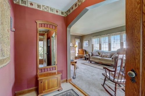 8915 Hawthorne Ave, Milwaukee, WI 53226-4535