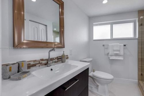 934 Nautilus Isle, Dania Beach FL  33004-2356 exterior