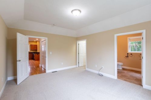 2 Sugar Plum Ln, Londonderry NH  03053-3300 exterior