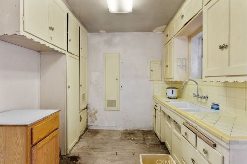 15214 Saticoy St, Van Nuys CA 91406-2333 exterior