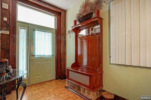 25 45th St, Bayonne, NJ 07002-4023