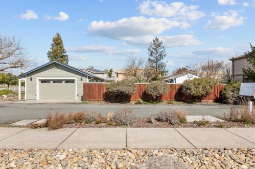2108 Fulton Rd, Santa Rosa, CA 95403-1831
