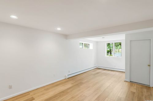 51 Sycamore Rd, San Remo NY  11754-2341 exterior