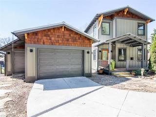 15 Pickwick Rd, Asheville, NC 28803-2507
