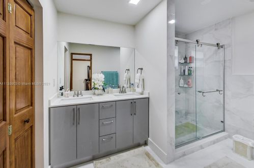 7534 5th Ct, Hialeah FL  33014-4921 exterior