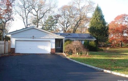 19 Stafford Dr, Huntington Station, NY 11746-4532