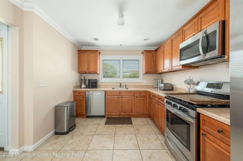 204 Hudson Ave, Middletown NJ  07748-5531 exterior