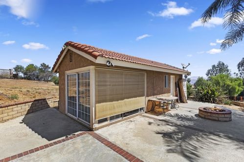 16060 Lenel Ct, Riverside CA  92504-5817 exterior