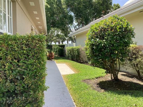 1542 Amherst Dr, Fort Pierce FL  34986-2450 exterior