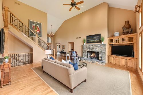 12936 Cobblestone Ct, Thiensville, WI 53097-1813