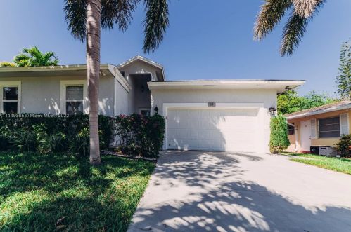 209 1st Ct, Dania Beach FL  33004-2818 exterior