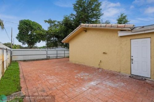 6901 16th St, Hollywood FL  33023-2025 exterior