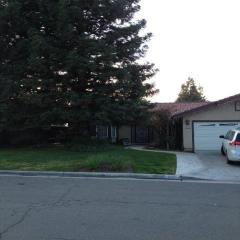 6129 Ivanhoe Ave, Fresno, CA 93722-3107