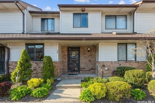 44 Balsam Ct, North Wantagh, NY 11793-2761