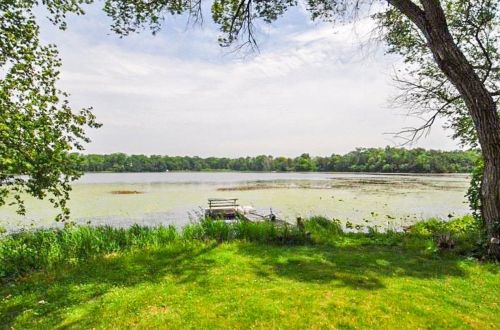 35221 Sunset Dr, Oconomowoc, WI 53066-9277