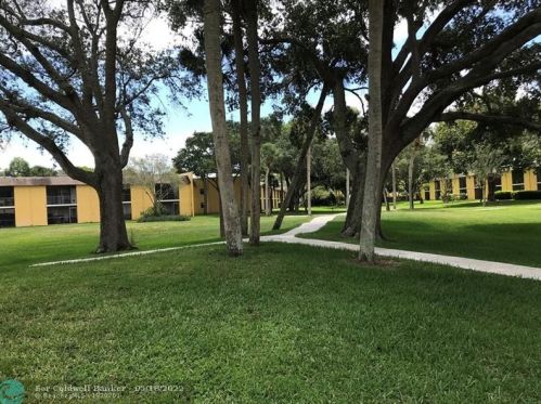 1104 Meadows Cir, Boynton Beach FL  33436-8949 exterior