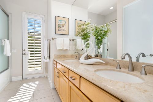 8 King Edward Ct, Rancho Mirage CA  92270-1621 exterior