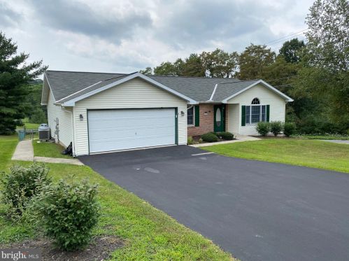 800 Pinewood Dr, Primrose, PA 17901-9515