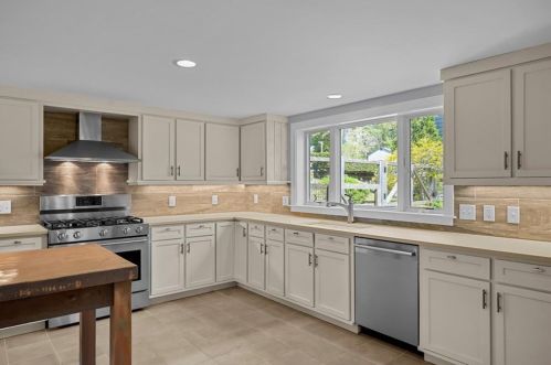 26 Pine Tree Rd, Coventry RI 02816-7001 exterior