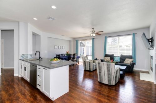 9674 Two Harbors Dr, Elk Grove CA  95624-4491 exterior