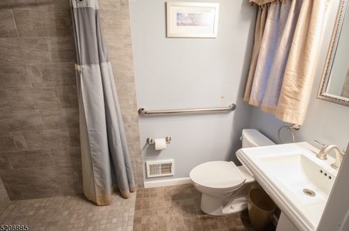 22 Crag Pl, Skyline Lakes NJ  07456-1814 exterior