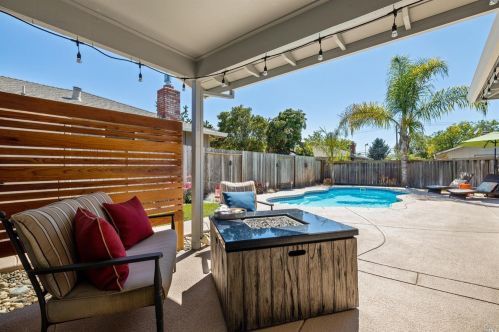 235 Grove Ave, Santa Rosa CA  95409-3813 exterior