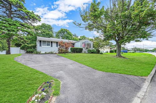 139 Dovecote Ln, Central Islip, NY 11722-2407