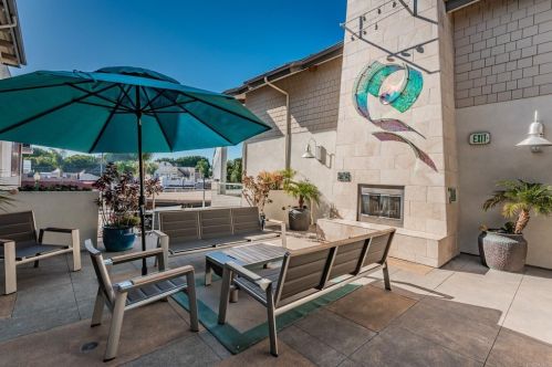 687 Coast Highway 101, Encinitas CA  92024-3578 exterior