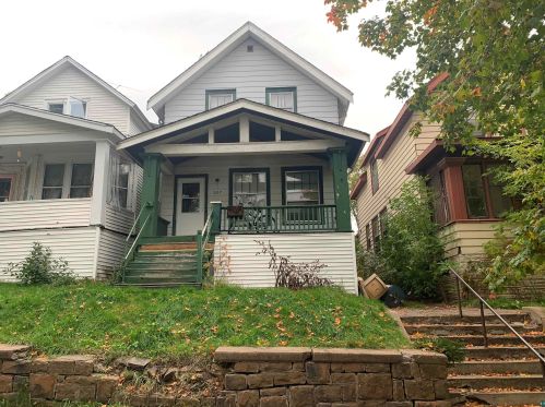 807 6th St, Duluth, MN 55806-2301