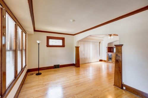 3837 Whitnall Ave, Milwaukee, WI 53207-3933