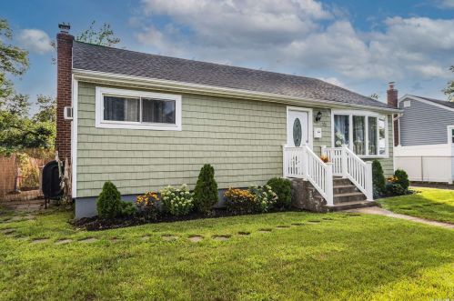 15 Penndale Dr, Amityville, NY 11701-2025