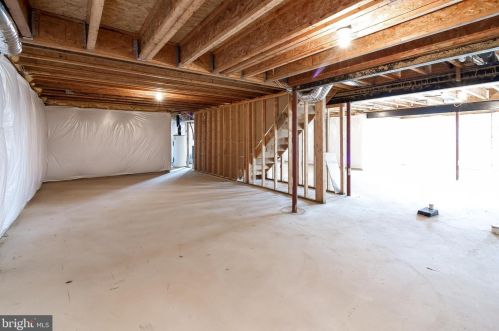 7337 Hooes Rd, Springfield VA 22152-3704 exterior