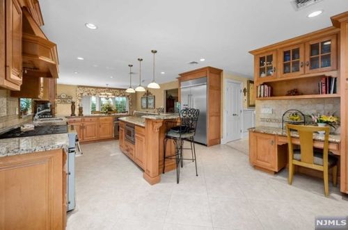 30 Oak Dr, Upper Saddle River NJ  07458-2132 exterior