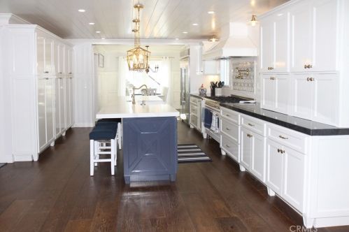 208 Indianapolis Ave, Huntington Beach CA 92646-5011 exterior