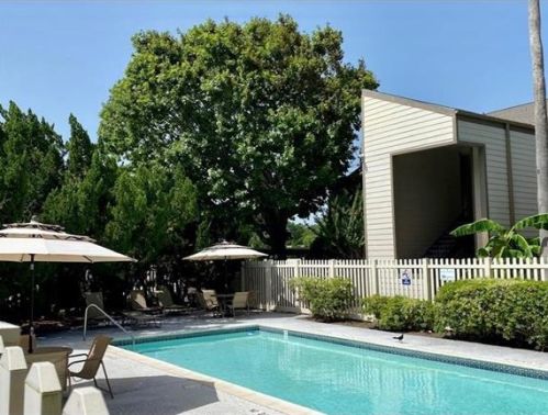 7144 Holiday Dr, Galveston, TX 77550-3032