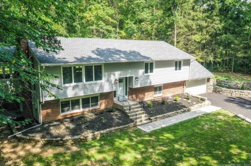 46 Rock House Rd, Bridgeport, CT 06612-1004