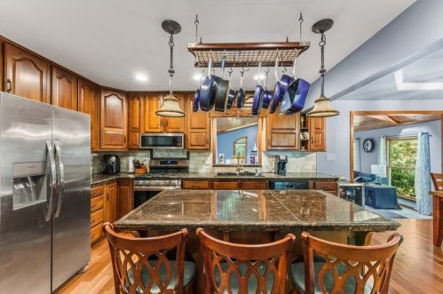 504 Cambria St, Hermitage PA  16148-1373 exterior