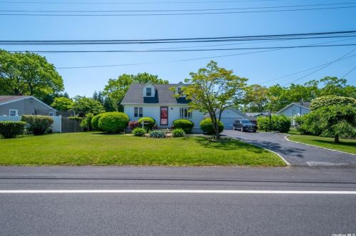 1323 3rd St, Babylon, NY 11704-4729