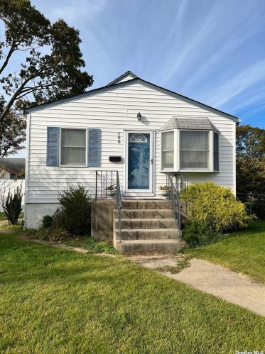 105 Trouville Rd, Copiague, NY 11726-3514