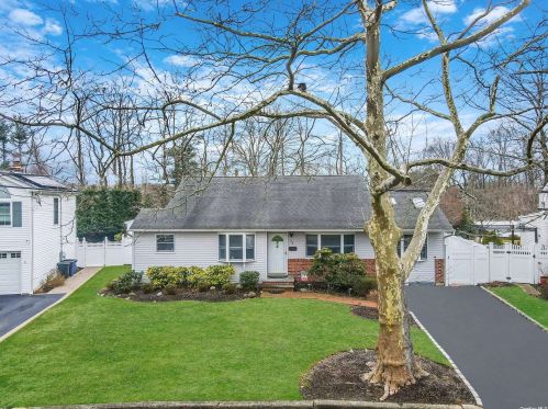 40 Royal Ln, Northport NY  11768-3332 exterior