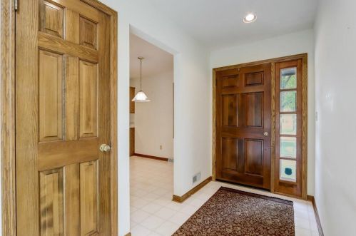 1900 Penhurst Way, Waukesha, WI 53186-1208