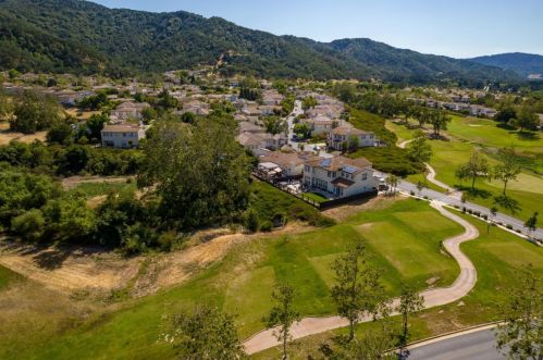 2415 Muirfield Way, Gilroy CA  95020-3065 exterior