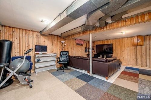 397 Pleasant Ave, N Milford NJ  07646-1222 exterior