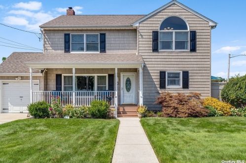 409 15th St, Babylon, NY 11704-2608