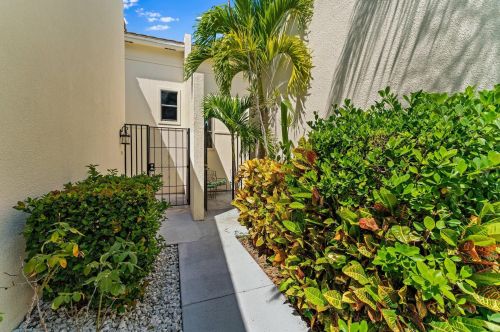 8015 Edgemere Ln, West Palm Beach, FL 33410-2168