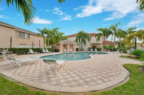 3163 176 Ter, Hollywood FL 33029-5608 exterior