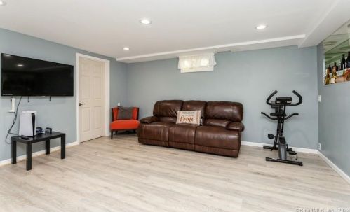 5 Pamela Dr, Wallingford CT  exterior